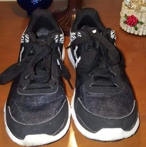 Black and white Under armor tennis shoes